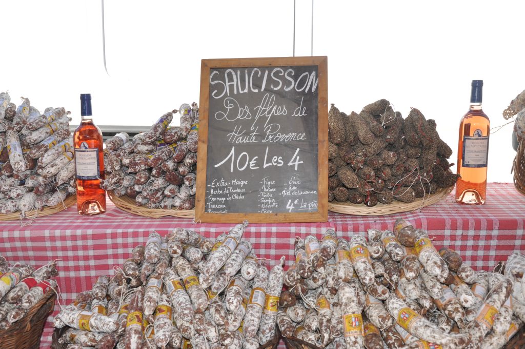 Saucissons du terroir, marché de Seyne les Alpes, Alpes de Haute Provence