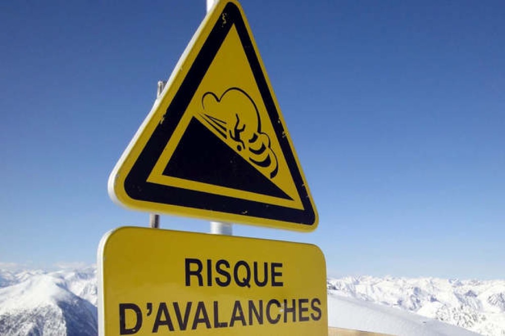 Panneau indiquant un risque d'avalanches