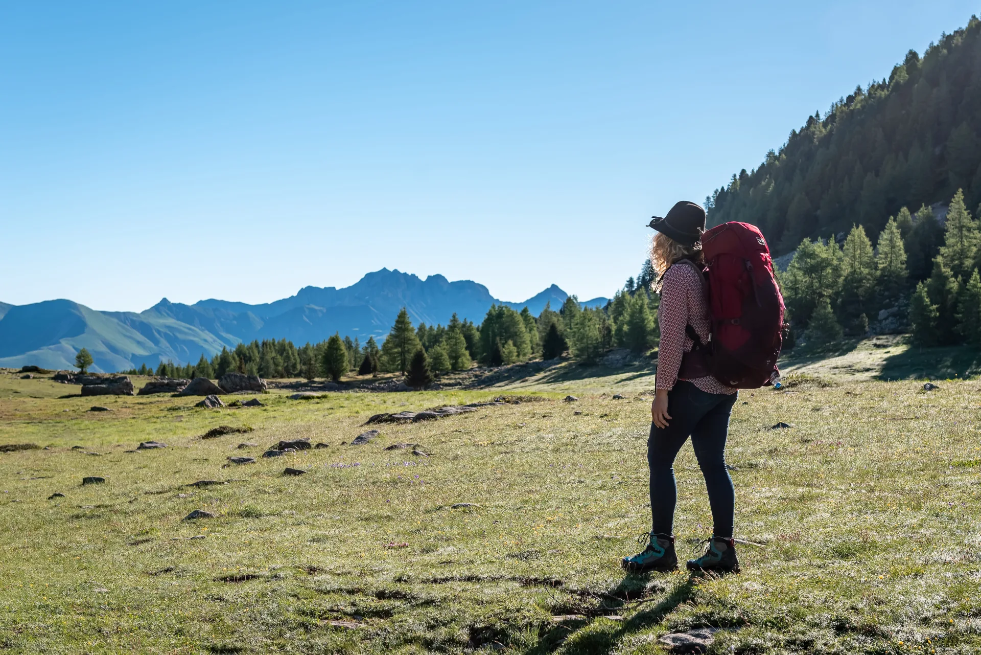 Randonneuse dans le vallon de Provence, vers le Col-Bas