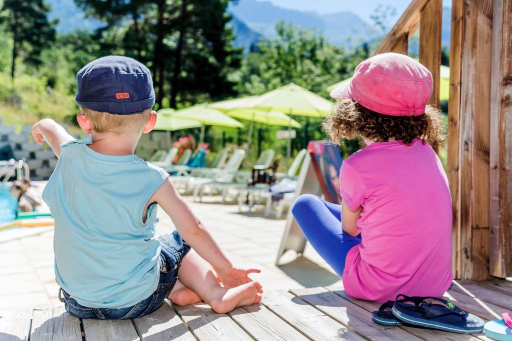 Enfants à la piscine des Balcons du Grand Puy