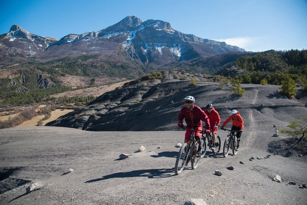 Groupe de vttistes dans les Terres Noires, Alpes de Haute Provence