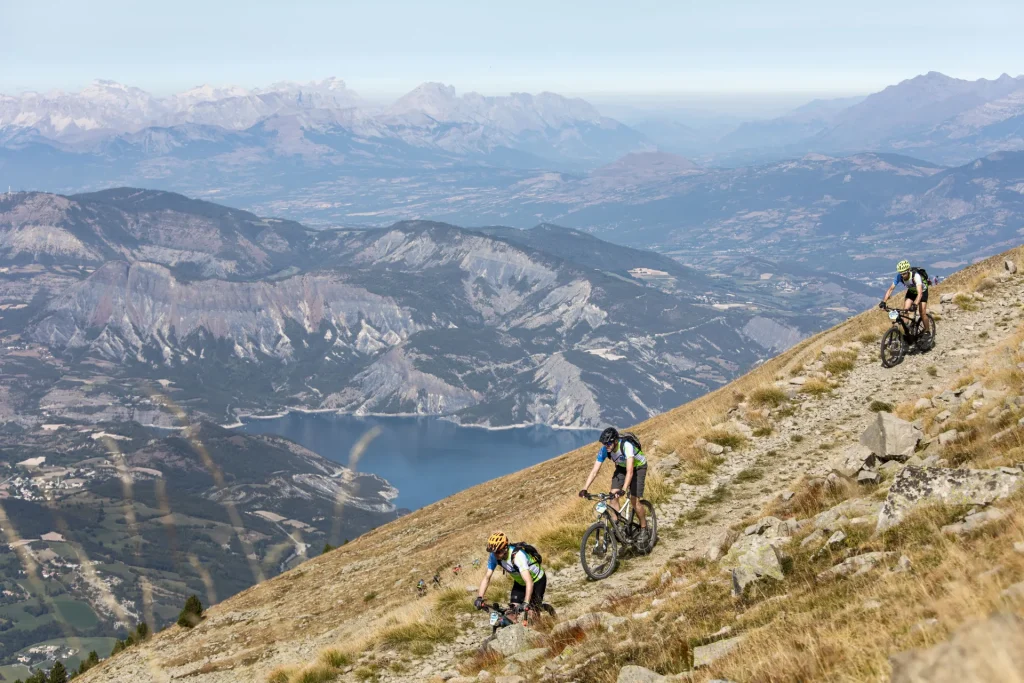 Groupe de vttistes dans la montagne, Alpes de Haute Provence