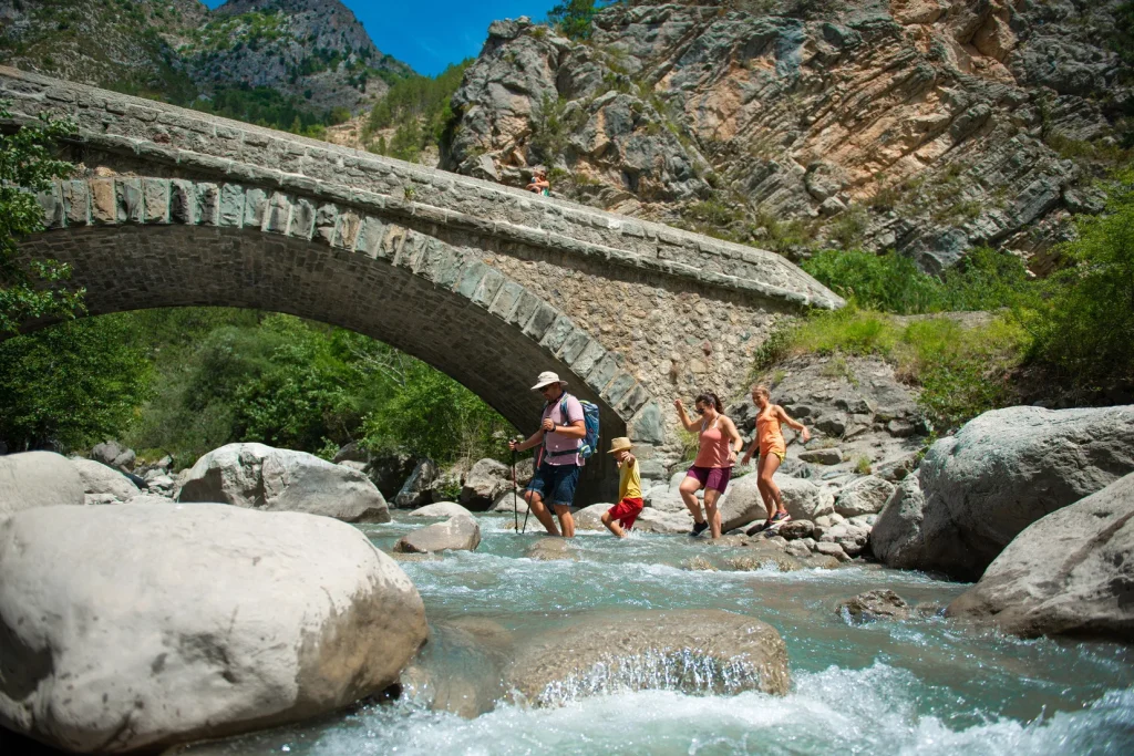 Randonnée aquatique en famille dans les Clues de Barles Vallée du Bès