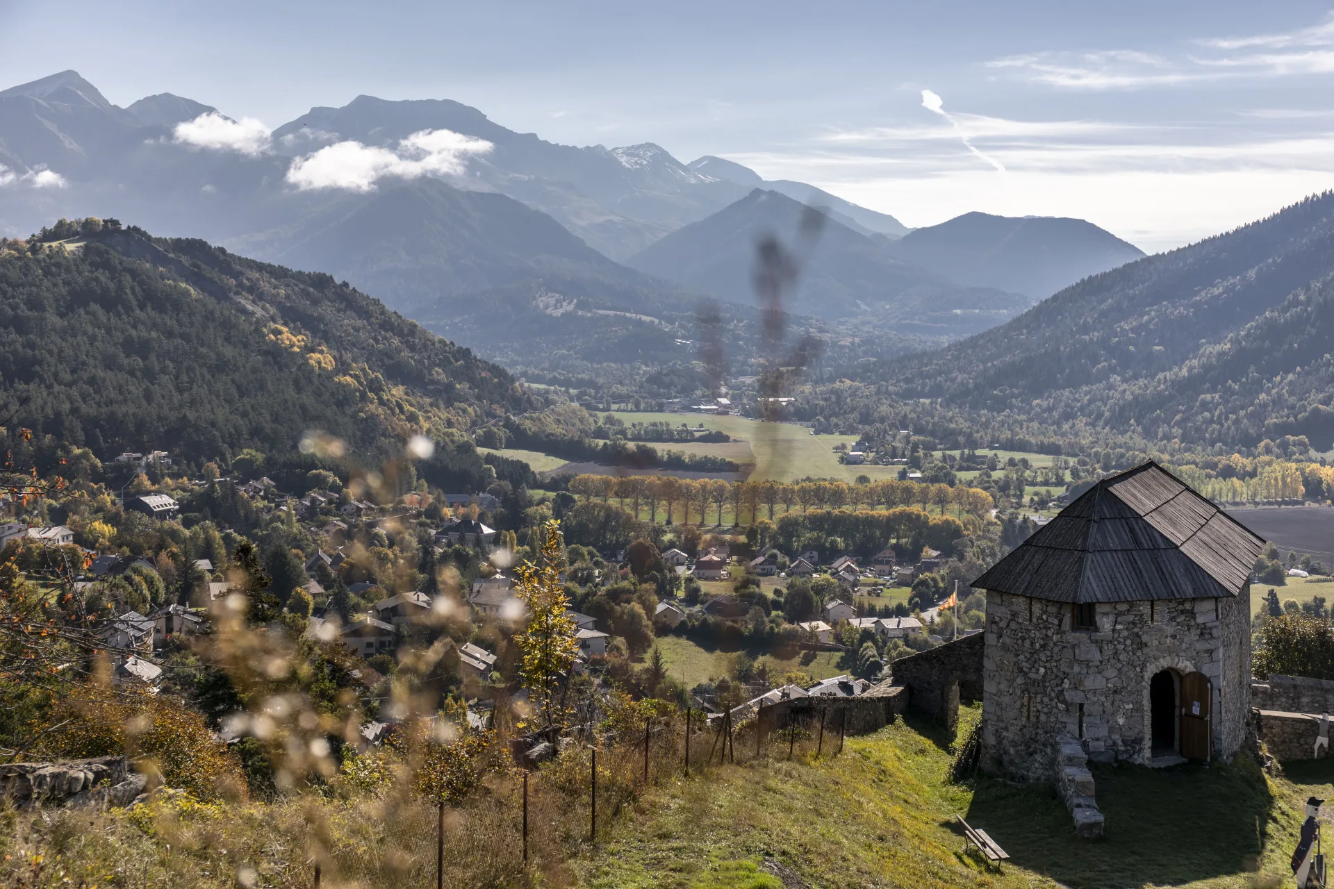 Village de Seyne les Alpes, vu du fort Vauban en automne