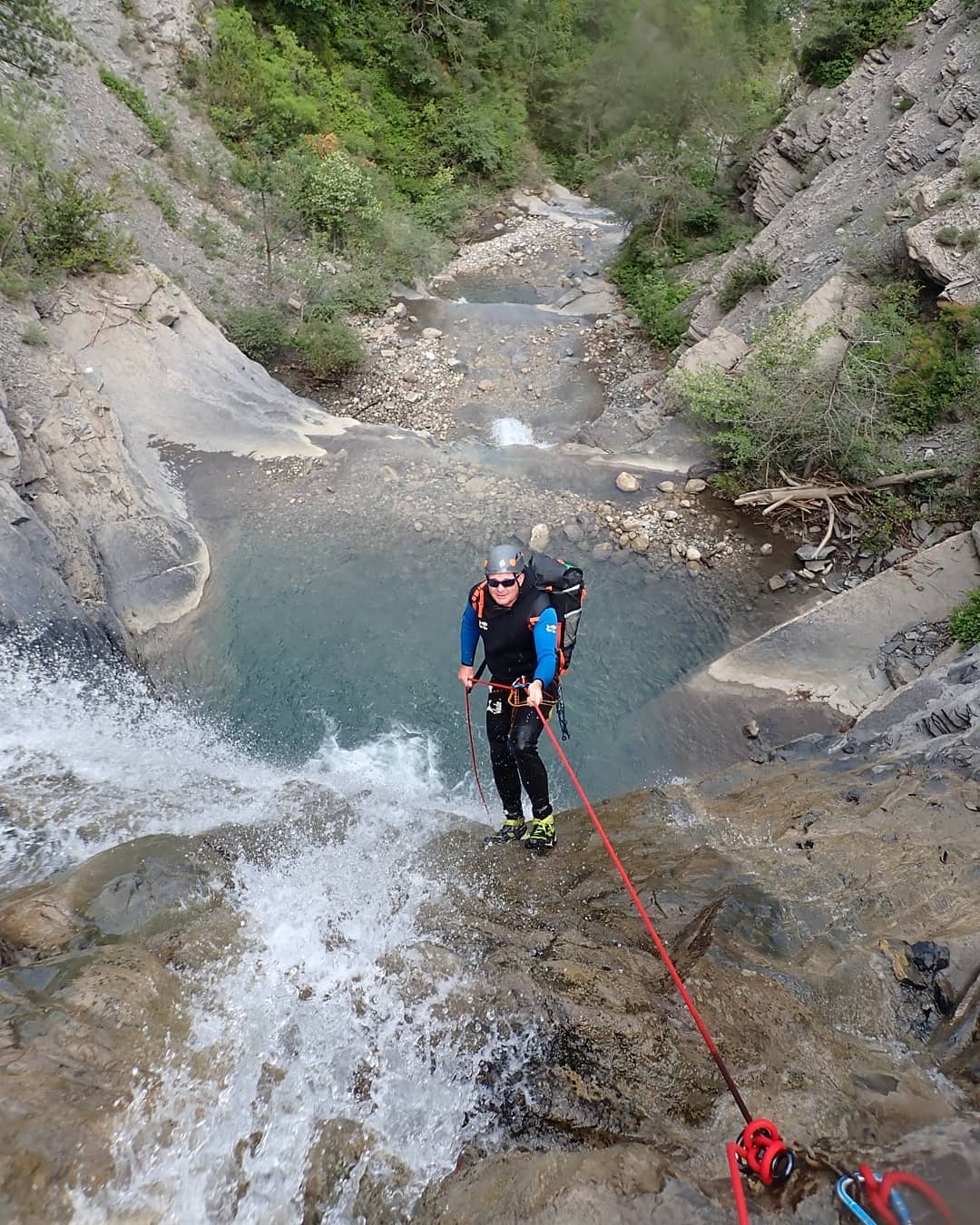 Moniteur de canyoning dans une rivière, Alpes de Haute Provence