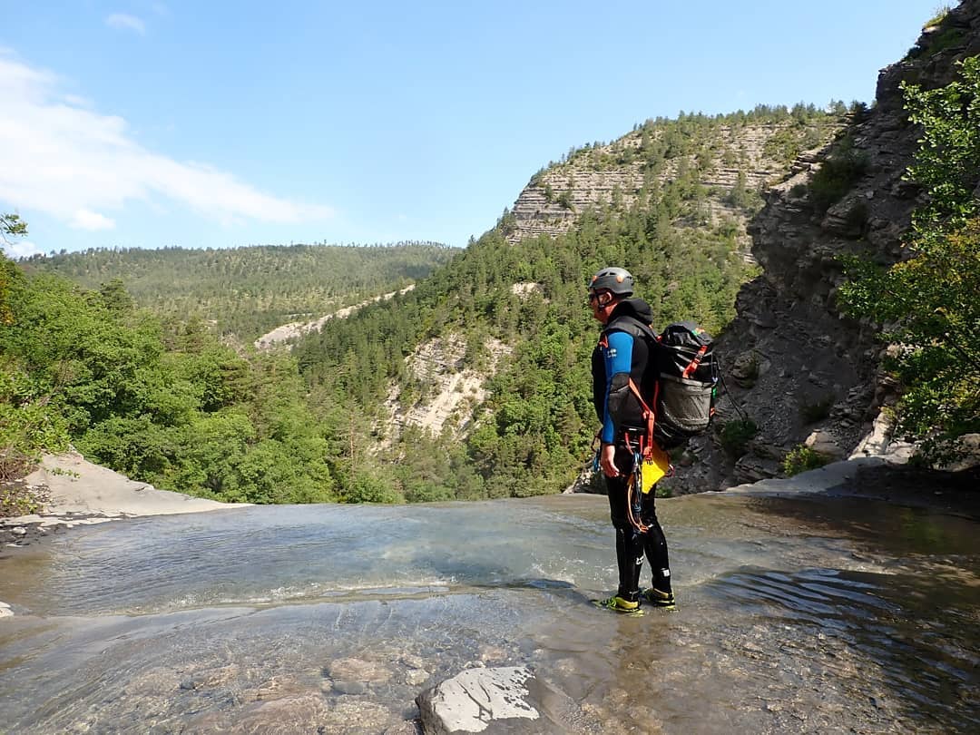 Moniteur de canyoning dans une rivière, Alpes de Haute Provence