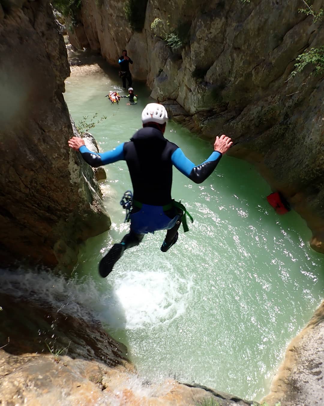 Moniteur de canyoning en plein saut dans une rivière, Alpes de Haute Provence