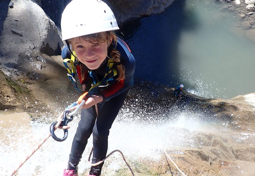 Enfant faisant du canyoning, Alpes de Haute Provence