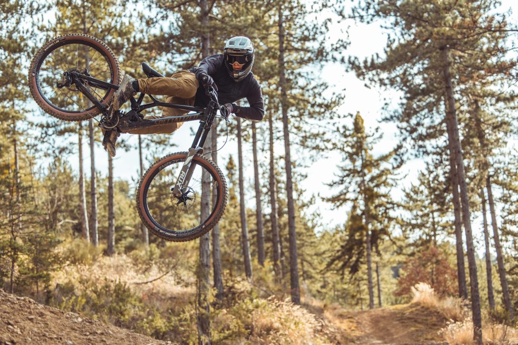 Théo Mathieu en train d'effectuer un saut à vélo