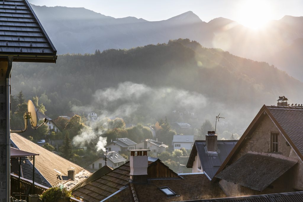 Petit matin d'automne sur Seyne. Brume. Soleil levant