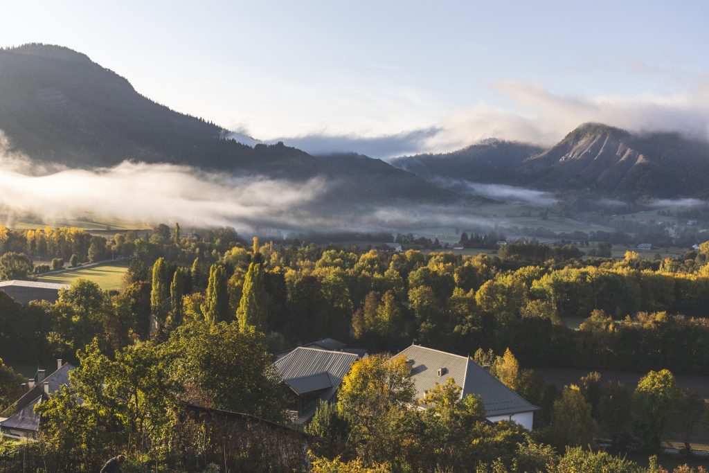 Petit matin d'automne sur Seyne. Brume. Soleil levant