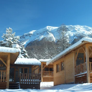 Chalet sous la neige à Montclar