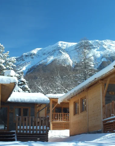 Chalet sous la neige à Montclar