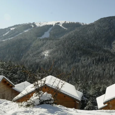 Chalets sous la neige de la résidence de tourisme Les Balcons du Grand-Puy