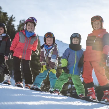 Enfants skieurs pour le week-end des enfants dans le massif Blanche Serre-Ponçon