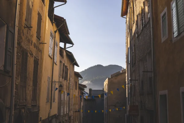 Ruelle du village de Seyne les Alpes