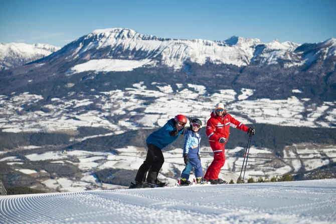 Famille pendant une leçon de ski à Chabanon