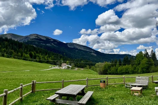 Vue sur les pâturages de Négron depuis la terrasse de l'Auberge Montagnarde du Fanget